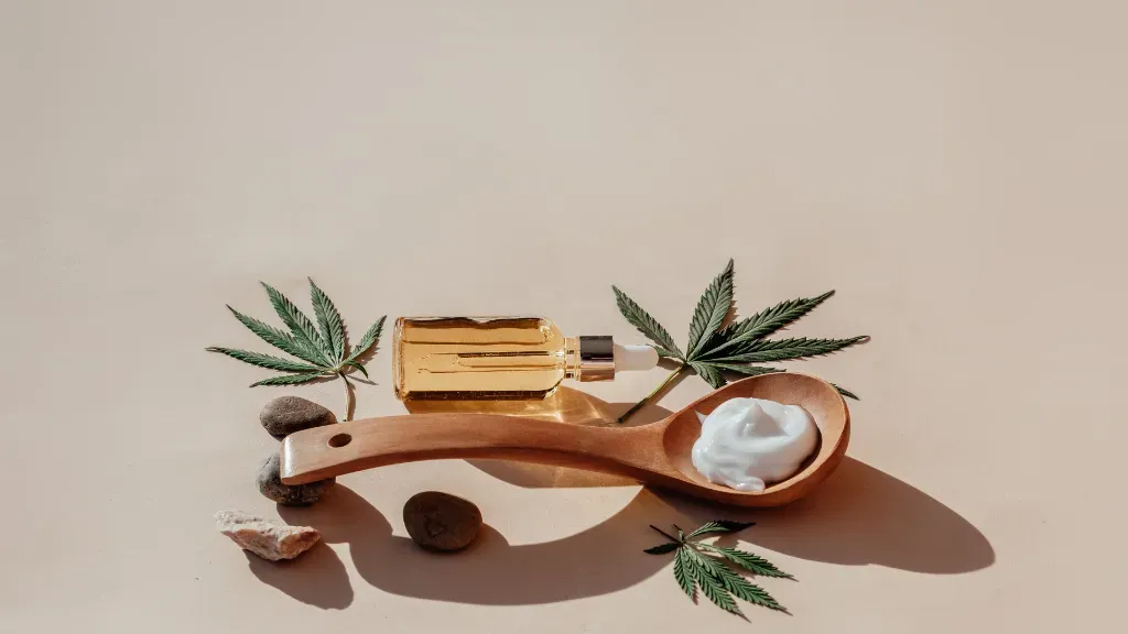 Sposób na „suche łokcie i pięty” – dlaczego maści konopne są tak tłuste?